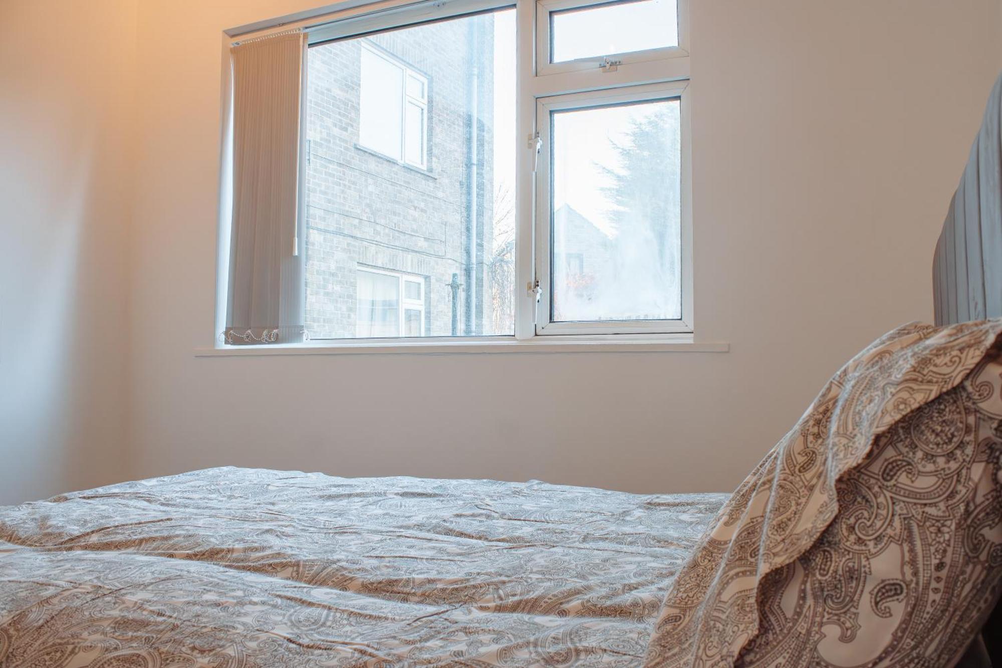 Spacious 4-Bed Flat - 10 Mins To City Centre Leeds  Exterior photo