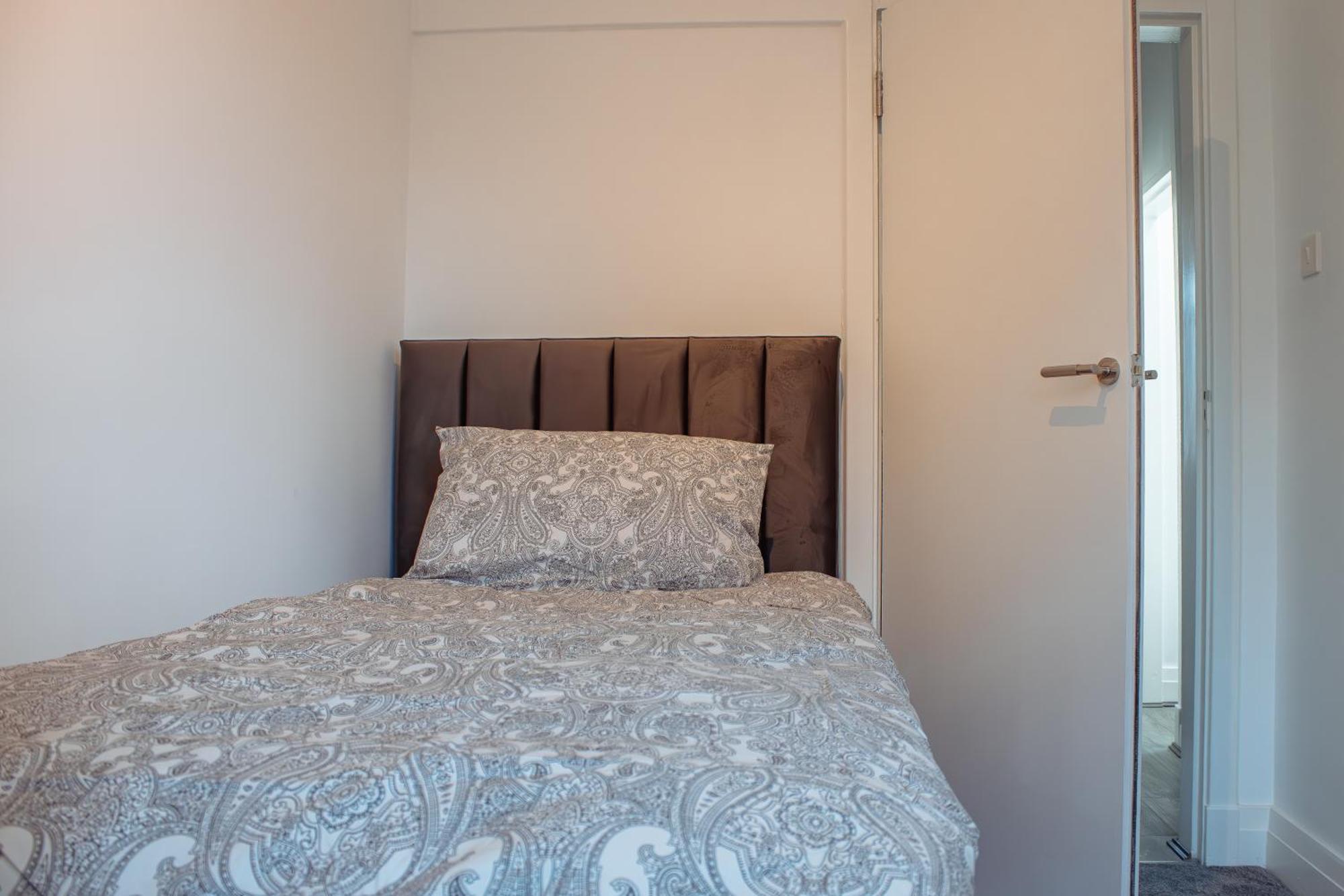 Spacious 4-Bed Flat - 10 Mins To City Centre Leeds  Exterior photo